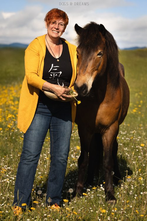 Bild Stephanie Reinecke Stephanie Reinecke auf Wiese mit Pferd Bild Stephanie Reinecke